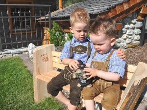 Die Almsommer-Bank gibt es auch in Kinderformat © Unterkofler