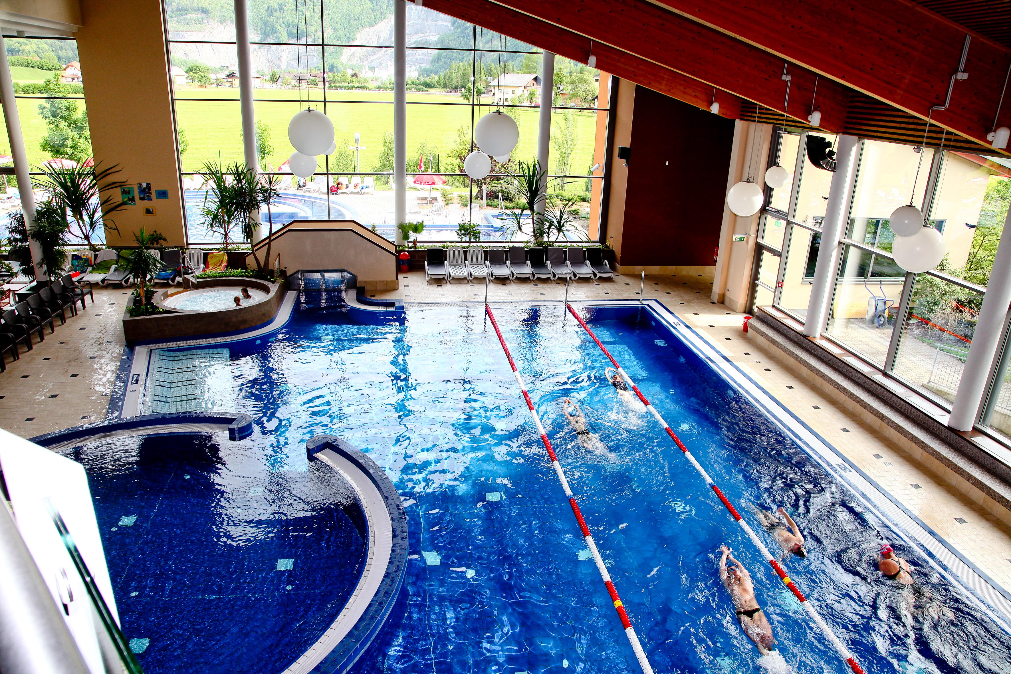 Bahnen zum Schwimmen neben abgetrennten Relaxbecken