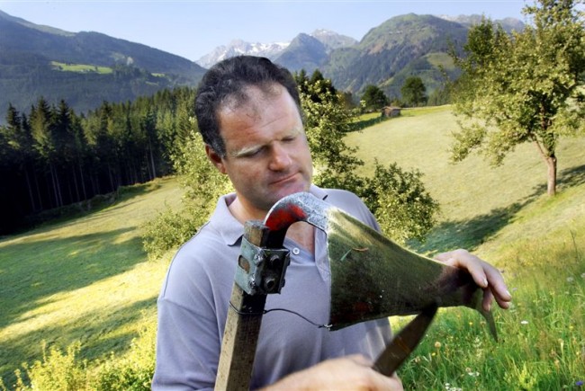 Franz beim Schärfen der Sense