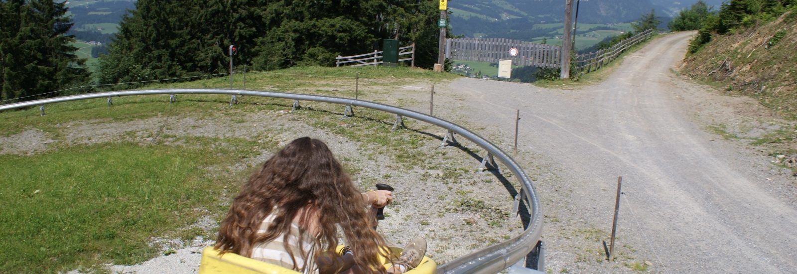 Bergab mit der Sommerrodelbahn