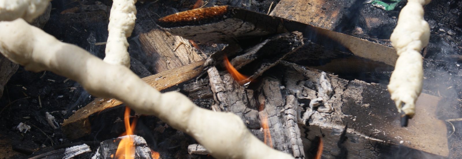 Über offenem Feuer wird das Steckerbrot gebacken