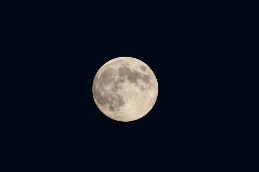 Der Mond in voller Größe, aufgenommen mit einem 200er Tele samt 1,4-fach Converter