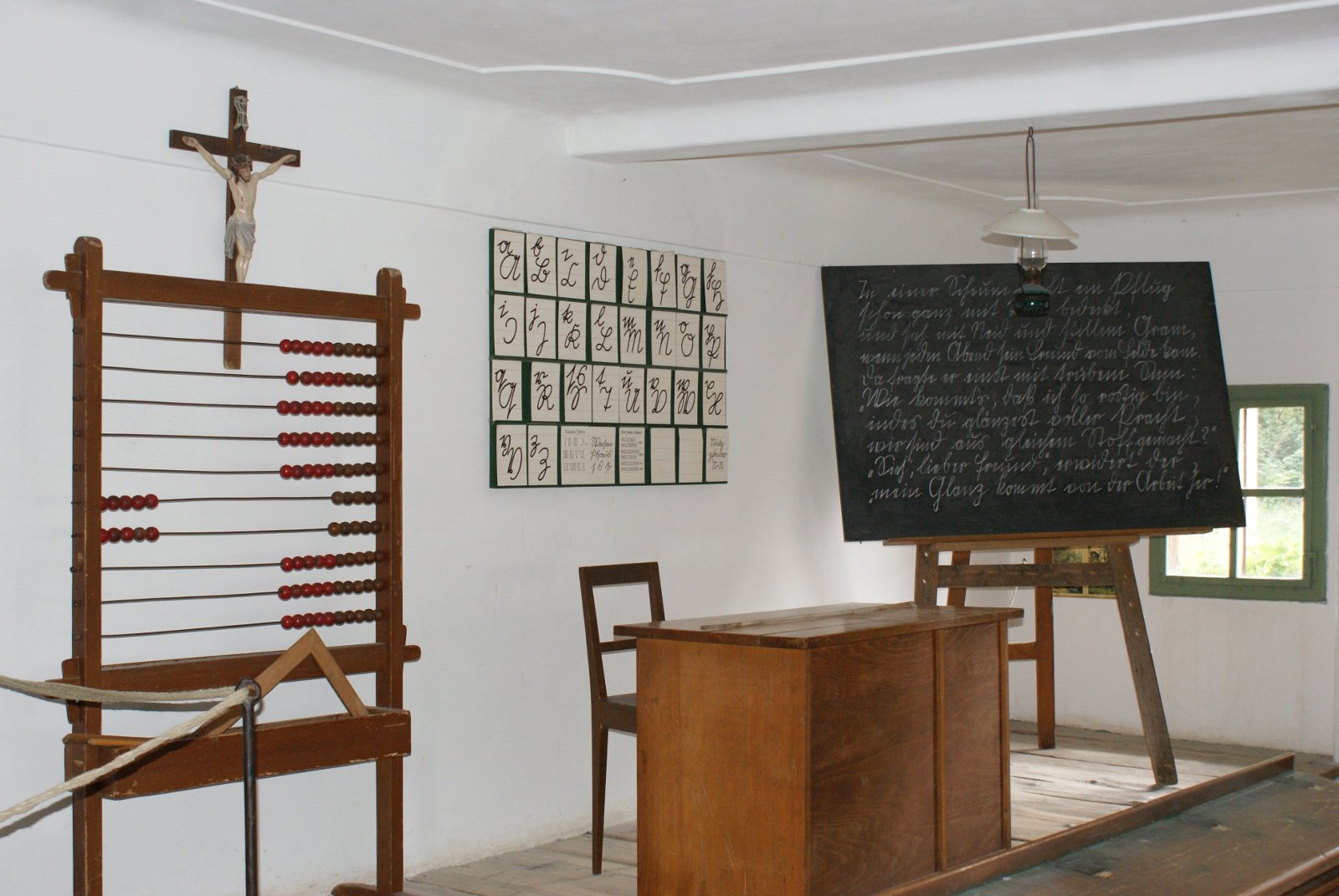 Tafel und Rechenschieber im Schulzimmer