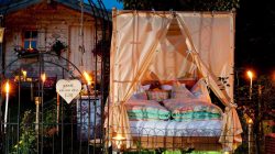 Ein Bett im Garten