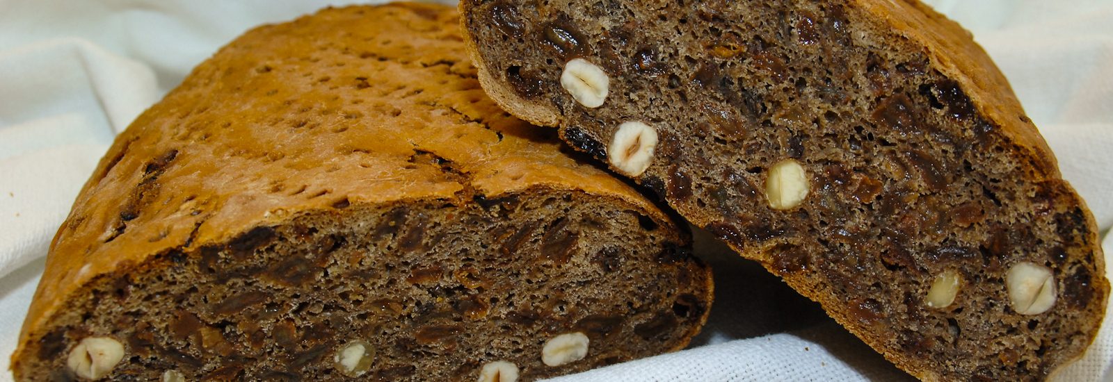 Wenn das Kletzenbrot nach rund einer Stunde bei 150 Grad aus dem Ofen kommt klopft man darauf. Klingt es hohl ist es fertig.