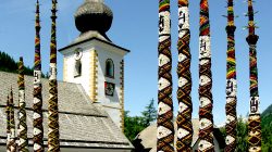 Die Zederhauser Prangstangen – ein blühender Logenplatz