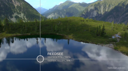 Ein ruhiger Bergsee, der Reedssee, spiegelt die grünen Hügel und den Himmel im Gasteinertal, Österreich.