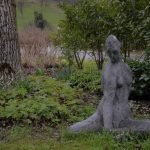 Im Garten von Josef Zenzmaiers Haus stehen und sitzen Skulpturen