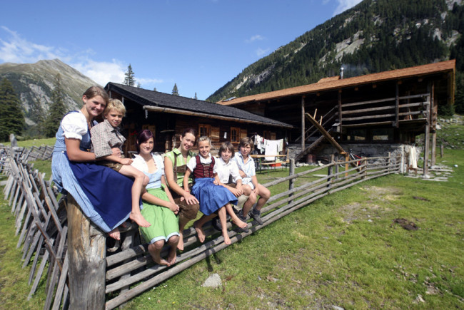 Die Kinder fühlen sich in den Sommermonate auf der Alm daheim.