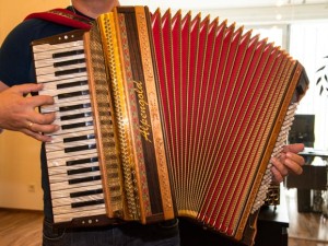 Wie ein Blasebalg wird die Harmonika gezogen um die Stimmzunge zum Schwingen zu bringen.