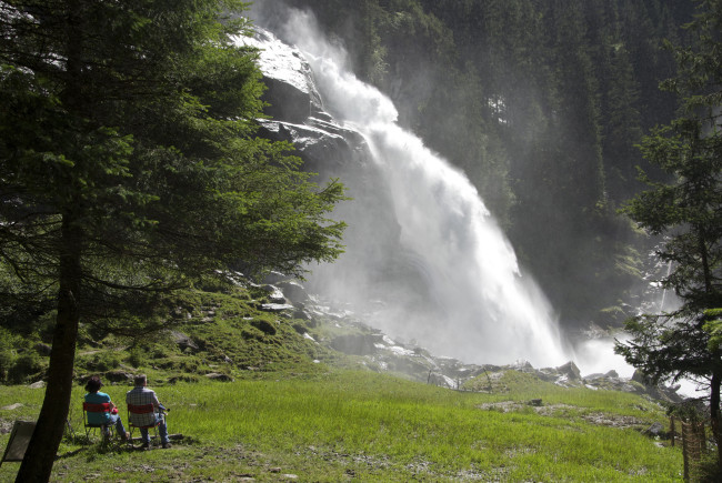 Die Krimmler Wasserfälle - eine beliebte Touristenattraktion und nachweislich heilsam für Astmathiker. Sanft schlängelt sich die Krimmler Ache durch das Hochtal. c Claus Muhr/Satel Film 2012