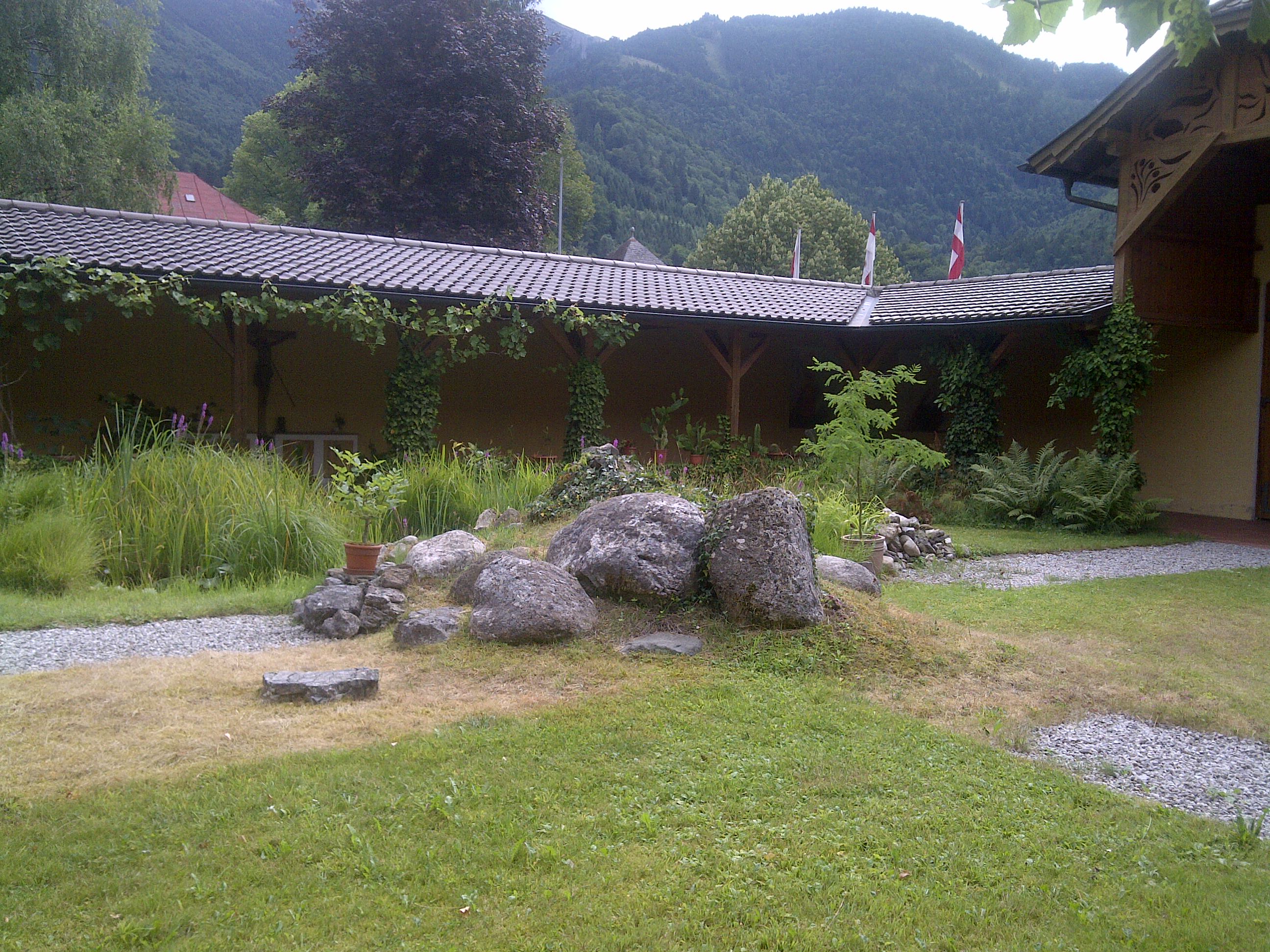 Der Innenhof des Europaklosters Gut Aich ist ein friedvoller Ort der Kontemplation.