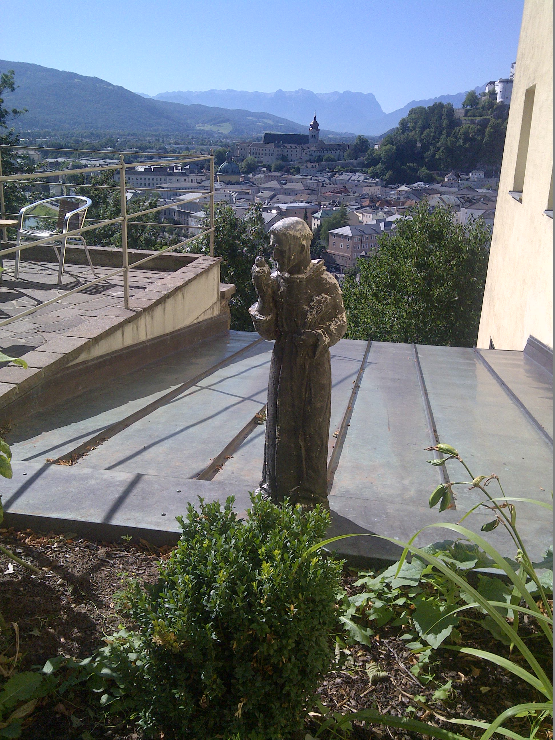 Die Wurzeln des Kapuzinerordens gehen auf den Heiligen Franz von Assisi zurück. Ihm haben die Brüder einen Platz mit besonderer Aussicht geschenkt.