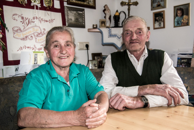 Maria, die Franz liebevoll ,Mama‘ nennt tischt uns daheim Kaffee und Kuchen auf.