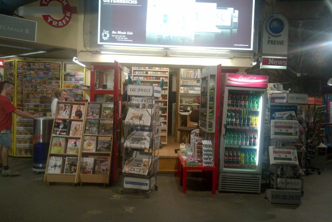 Von seinem Kiosk aus schickt er Licht und Musik durch die dunklen Tunnel.