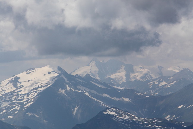 Der Großglockner verschwindet gleich unter einer dicken Wolkendecke