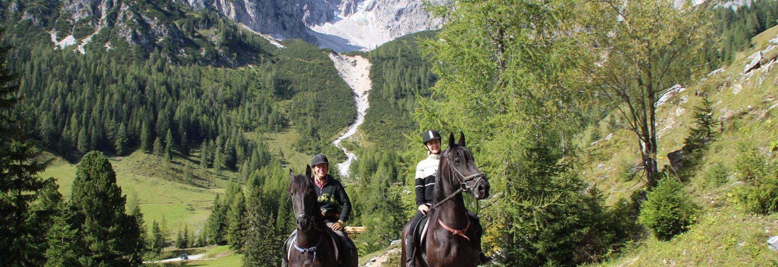 Bergewandern mit Pferd am Fuße der Bischofsmütze