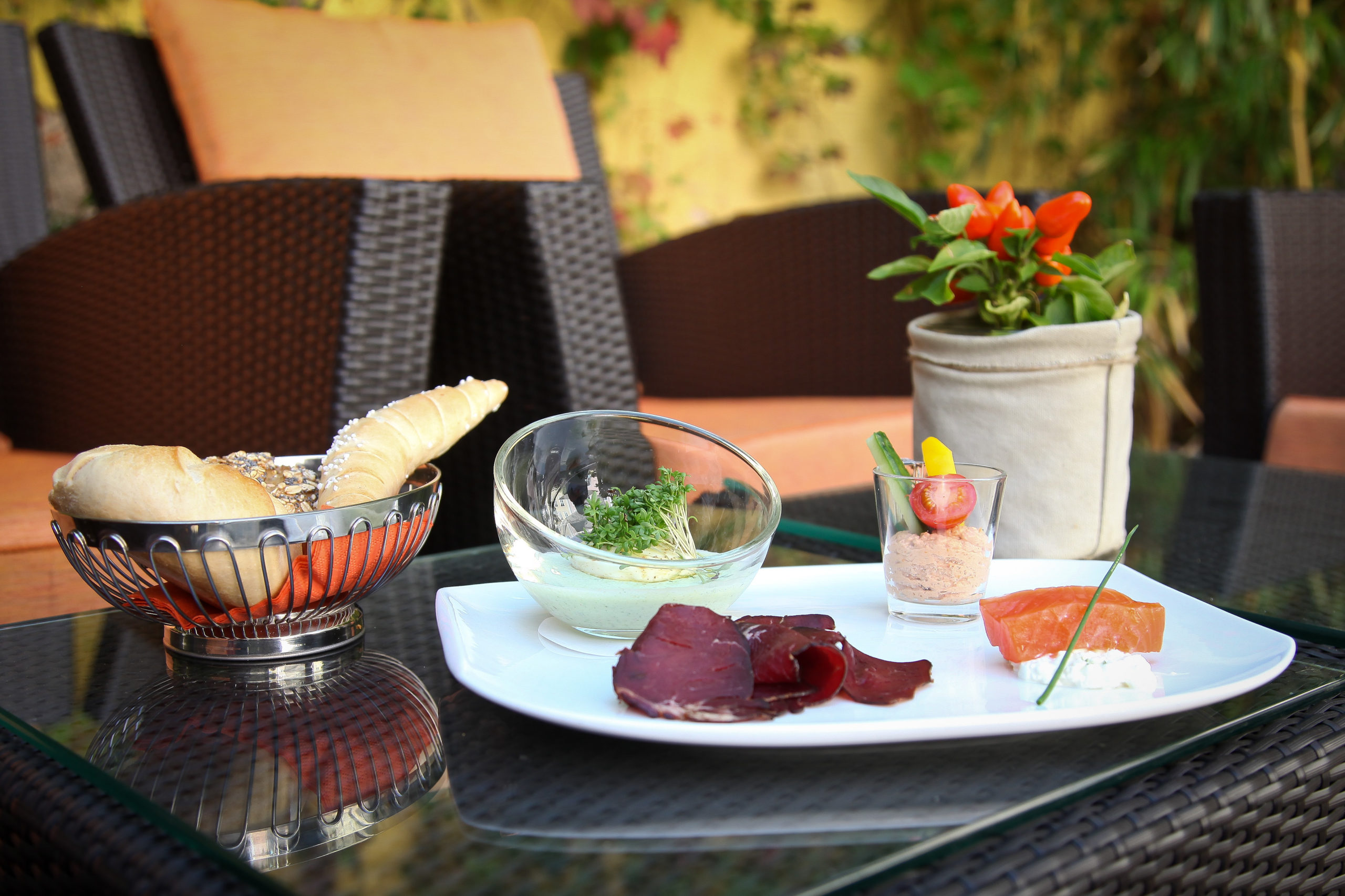 Hirschschinken und Räucherlachs mit Tomatengervais dazu Ei im Glas