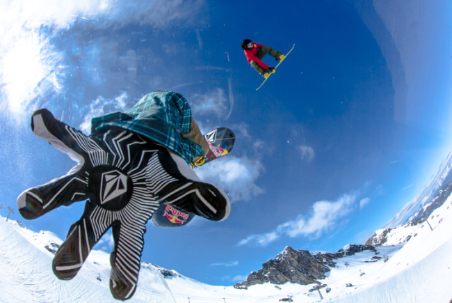 Airtime! Nur perfekt geshapte Obstacles verhelfen den Freeskiern und Boardern zur optimalen Airtime. Doch was passiert hinter den Kulissen, damit Boarder und Skier ihren topgeshapten Playground vorfinden?