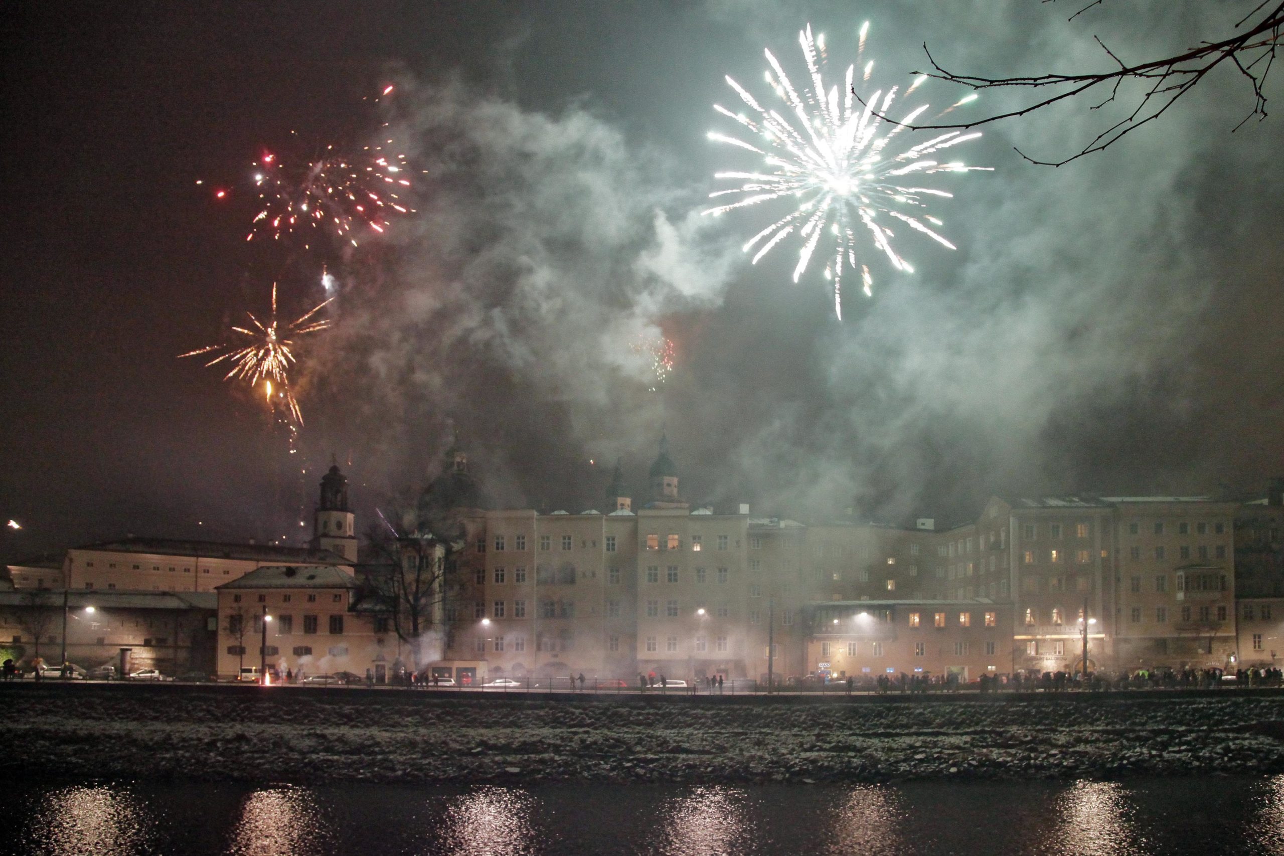 Salzburg Kulisse in Raketen getaucht