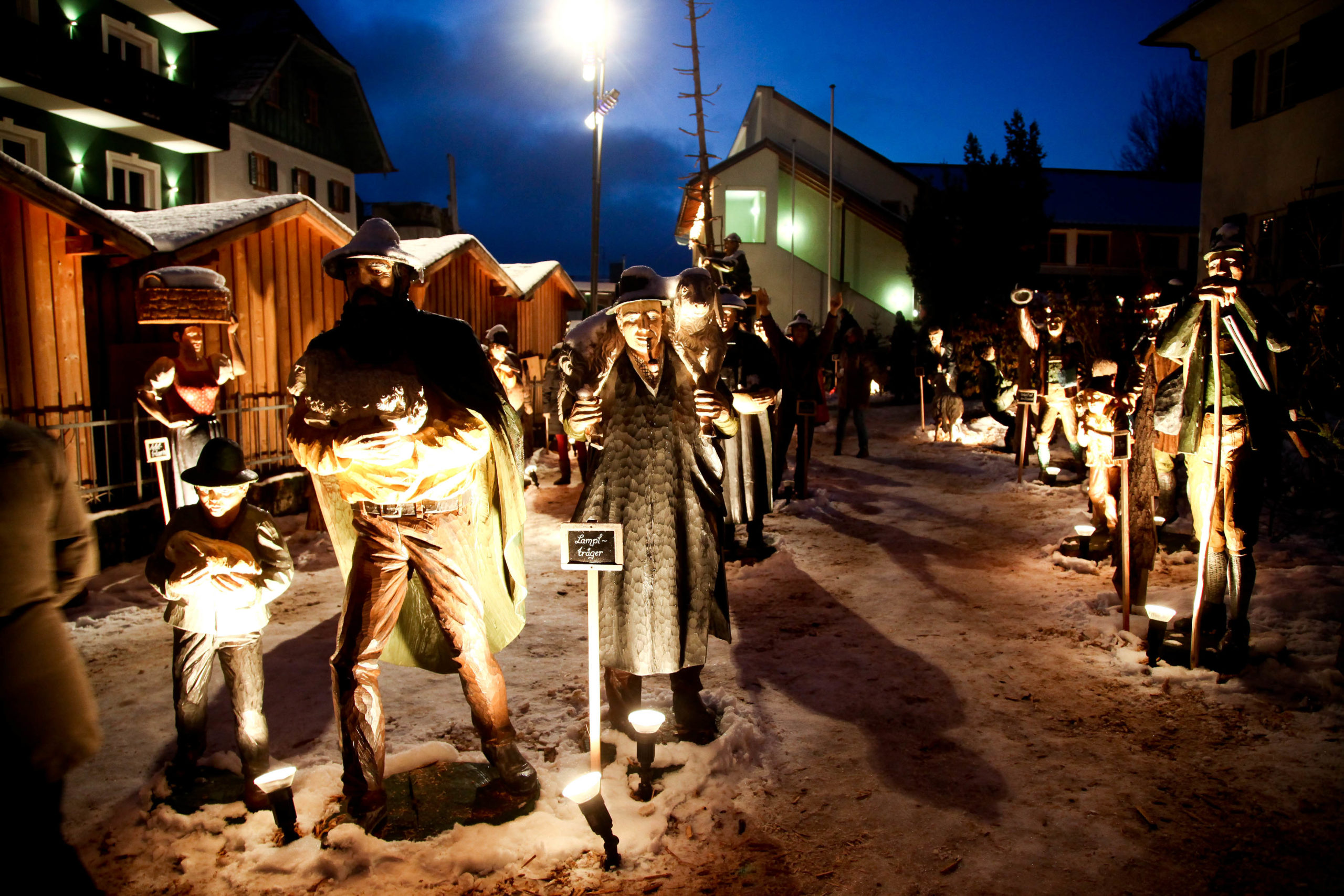 Lebensgroße Figuren säumen den Weg