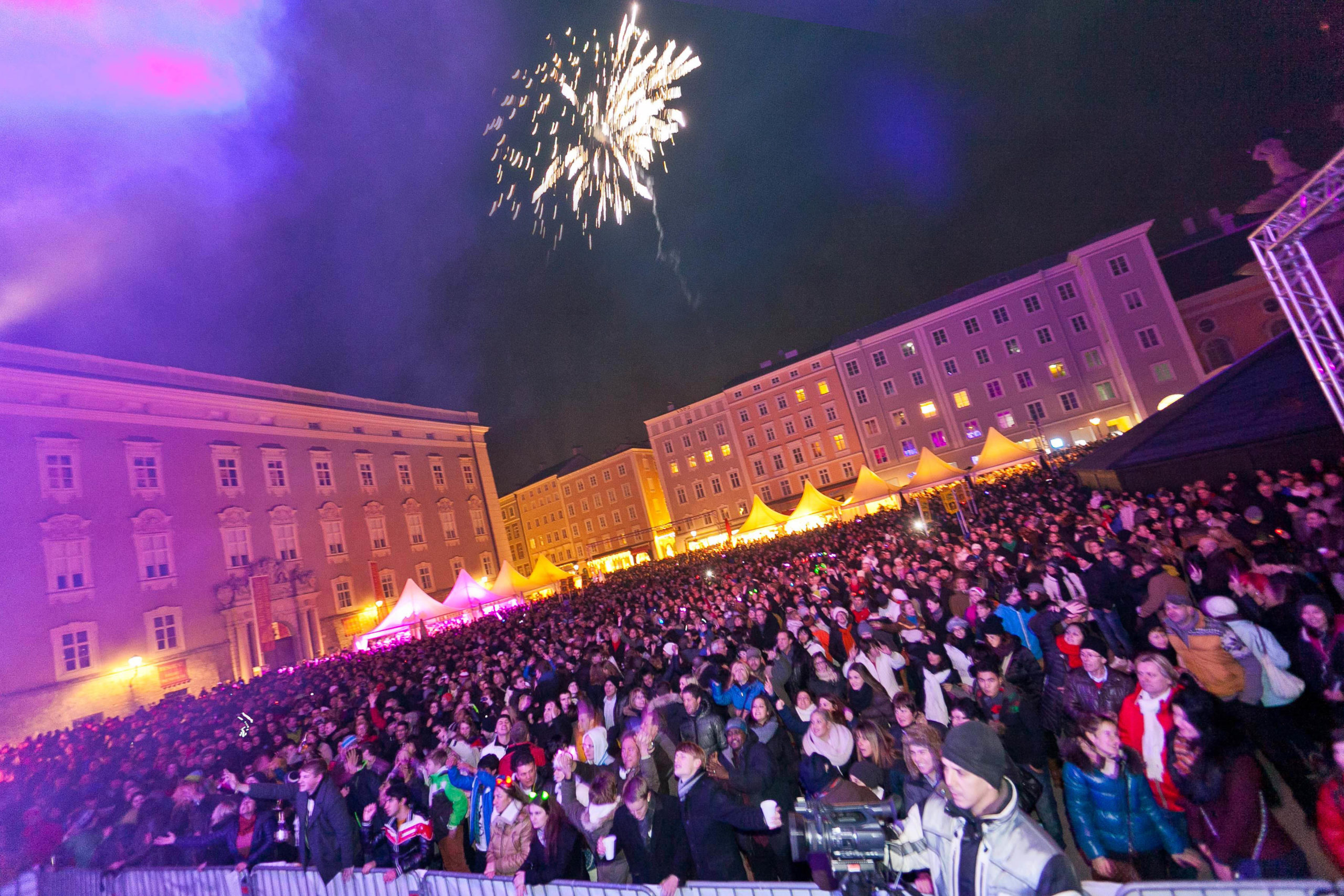 Voller Residenzplatz nach Mitternacht