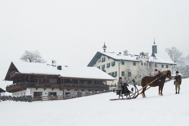 Das Goassl ist eingespannt vor dem Landgasthof Schloss Kammer