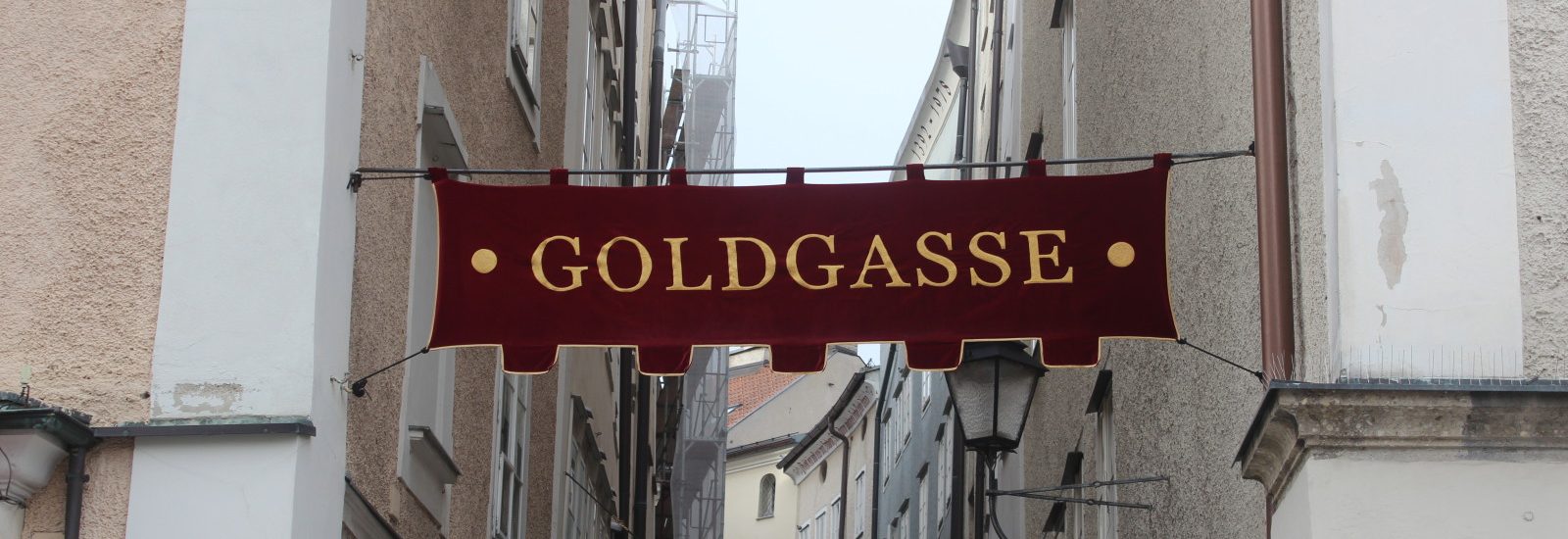 Die Goldgasse in der Salzburger Altstadt