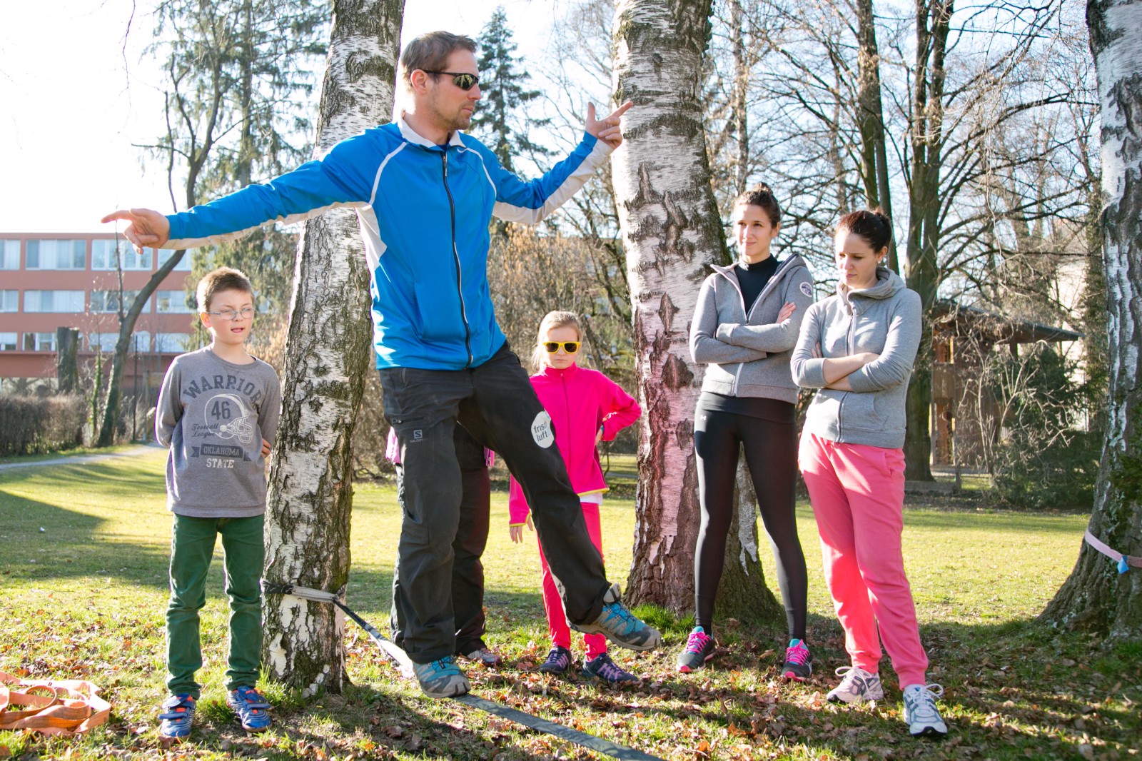 So geht es: Trainer auf der Slackline