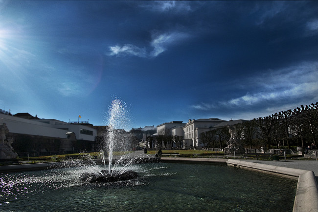 Die Große Fontäne im Zentrum des Mirabellgarten. © Zimtapfel