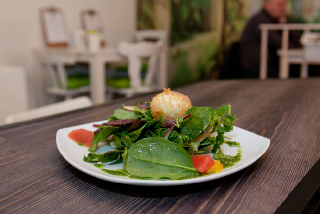 Wildkräutersalat mit gebackenem Ei, Fenchel und Orange