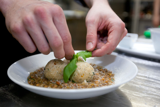 Tomatenbasilikumknödel auf Balsamico-Linsen