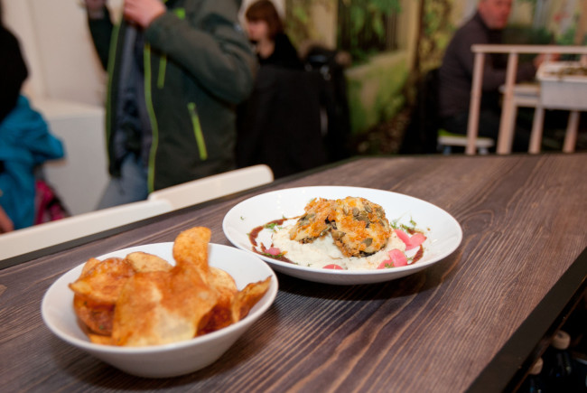 Auberginenschnitzel mit Radischen auf Karfiolpüree