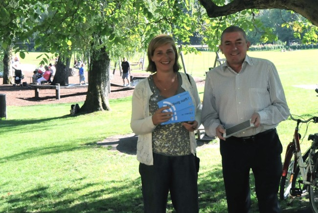 Neuer Hotspot in Hellbrunn: Schlosshauptfrau Ingrid Sonvilla und Bürgermeister Heinz Schaden im Schlosspark. 