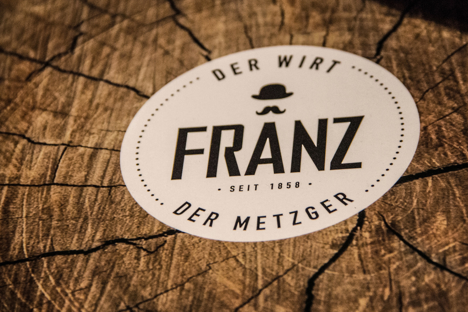 Ein Logo, zwei Mal Genuss: der Metzger und der Wirt. 