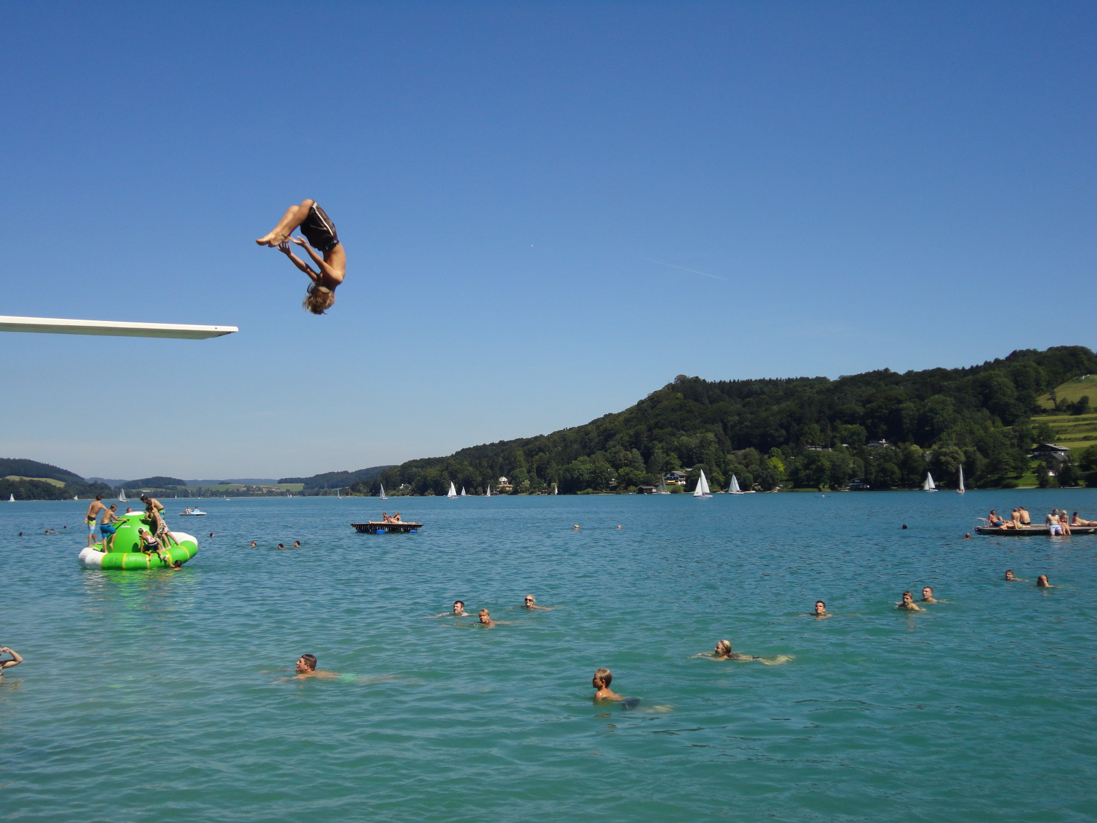 Im Sommer lädt der Fuschlsee zu  Schwimmen und Springen ein.