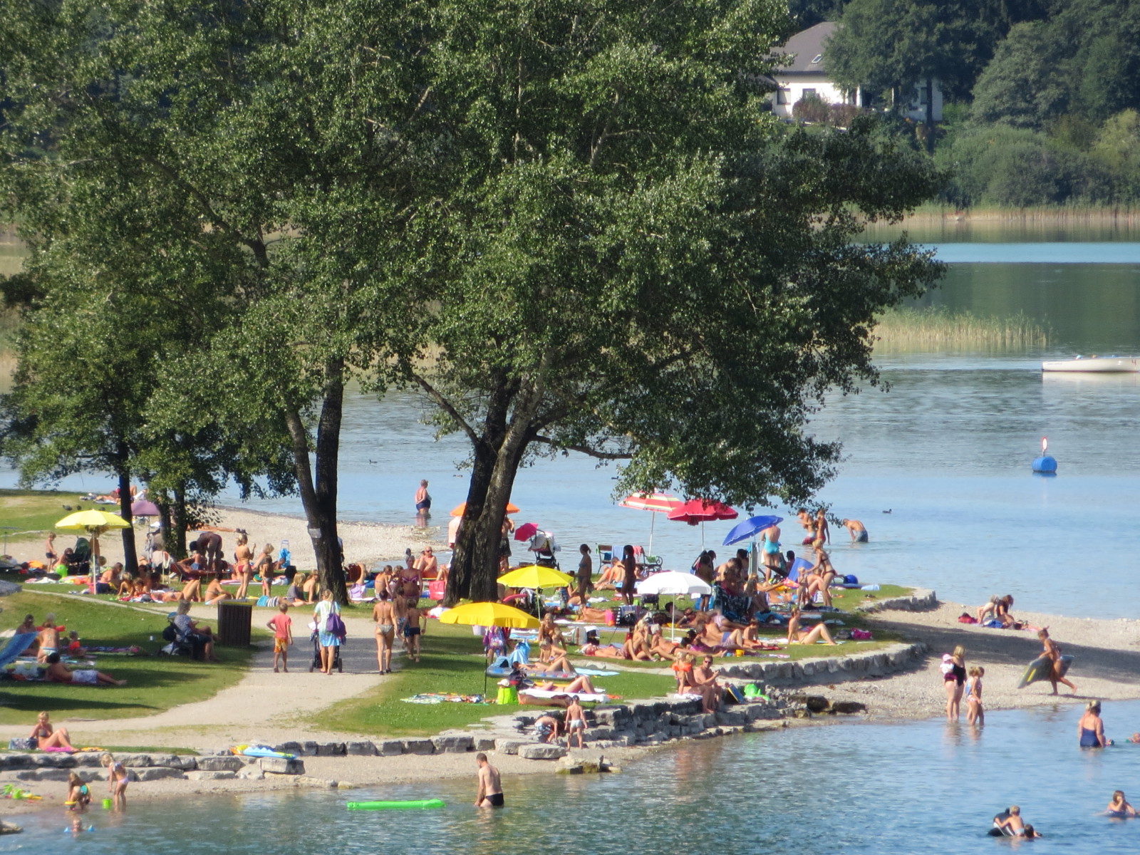 Das Strandbad in Mattsee ist gut besucht...