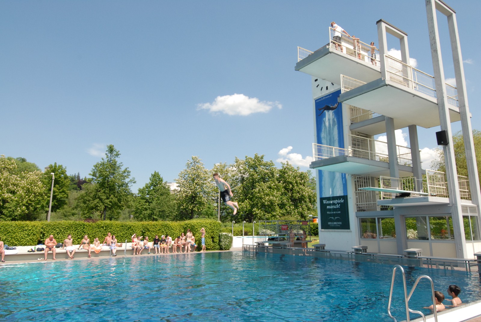 Auch Freibäder gibt es in Salzburg: Hier der Sprungturm im Leopoldskroner Freibad, Salzburg.