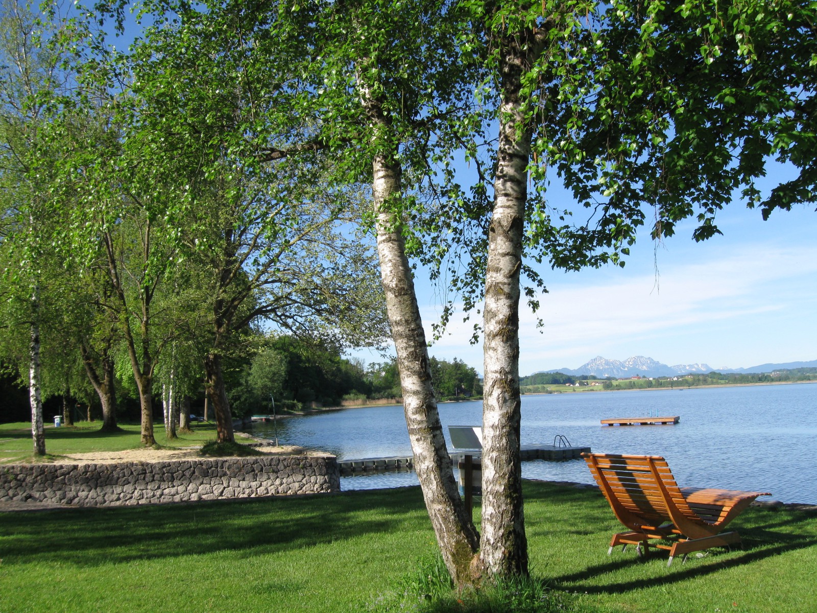 Malerisch: Das Seebad in Henndorf am Walllersee.