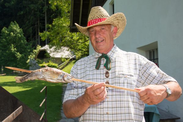 Reini Friedl mit dem Steckerlfisch.