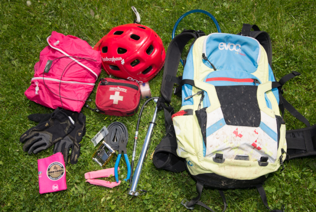 Erste-Hilfe-Paket, Werkzeug, Regenjacke, Pumpe, Ersatzschlauch und Riegel sollten im Rucksack sein.