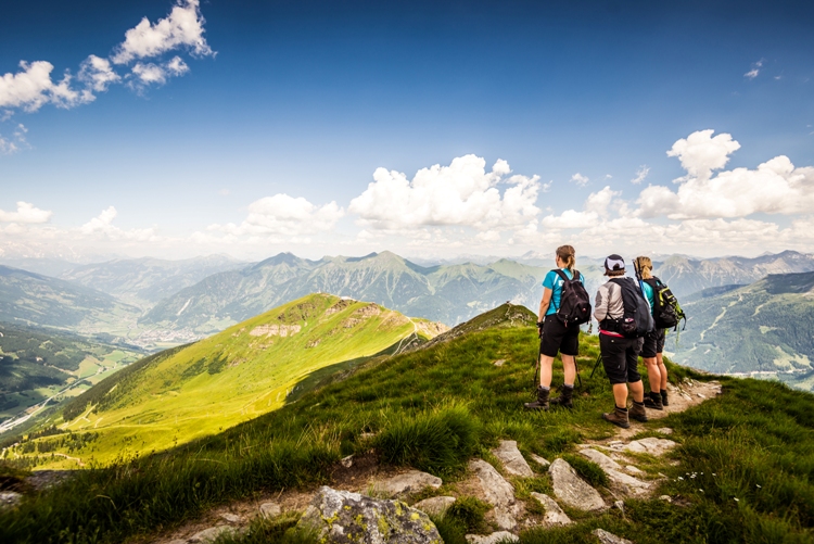 Wandergruppe mit grandioser Aussicht ins Gasteinertal