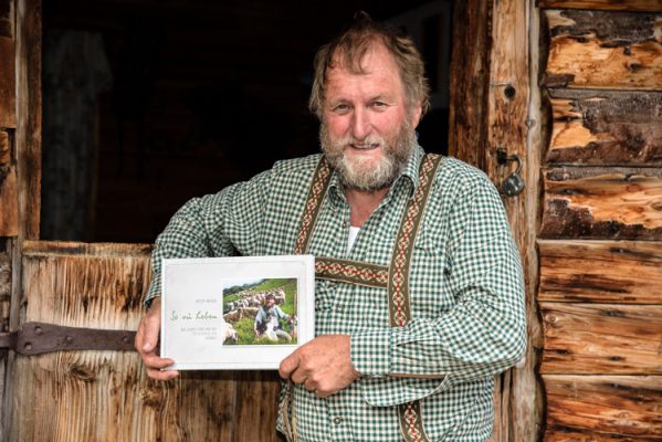 Anton Aberger mit seinem Buch So vü Leben