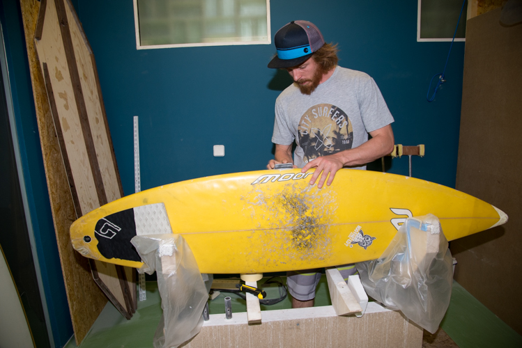 Auch Reparaturen an Fremdboards gehören zum Arbeitsfeld des Shapers. 