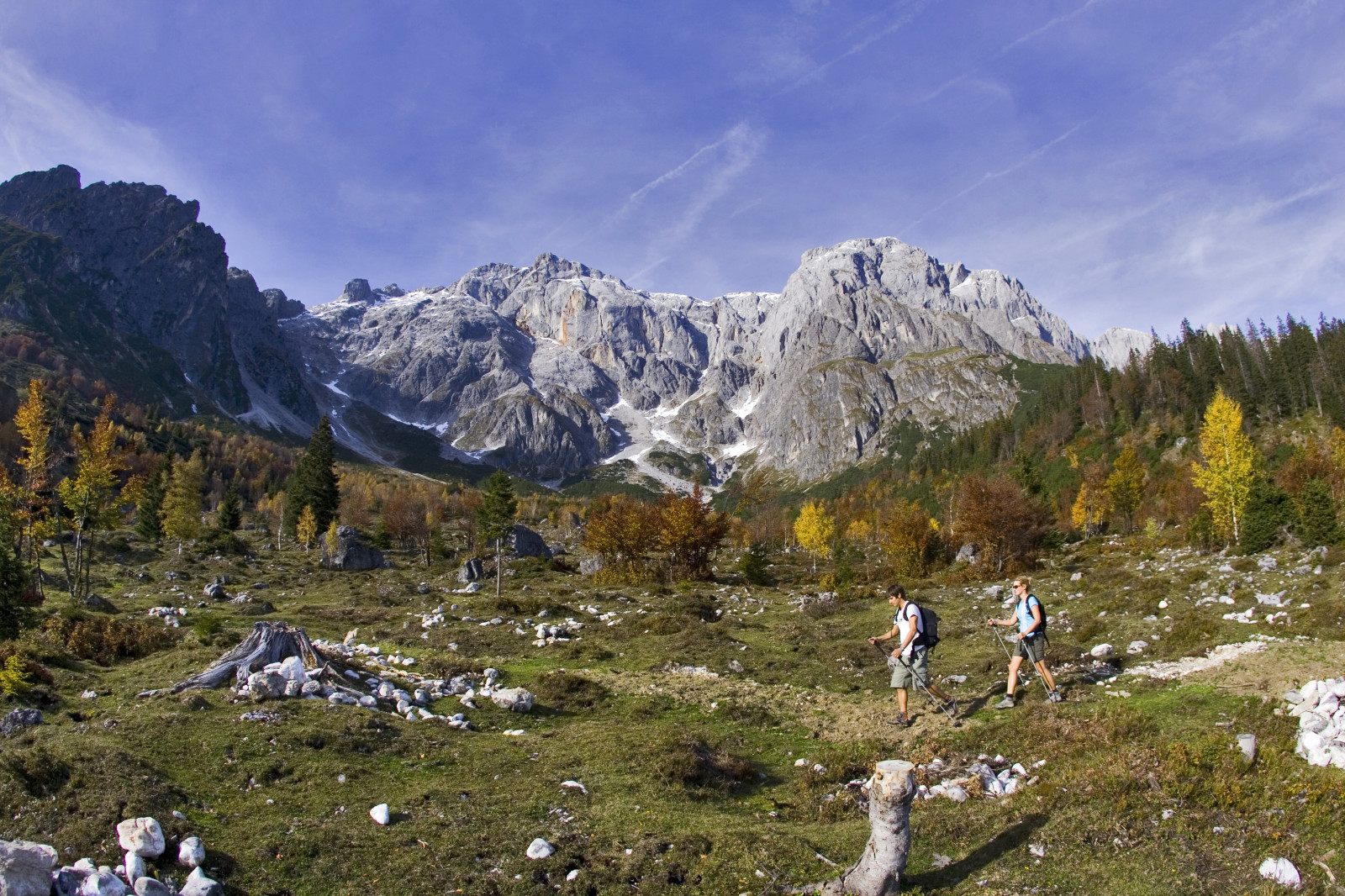 Die letzten Wandertouren, hier unter den Wänden des Hochkönigmassivs, werden unternommen, bevor der erste Schnee die Berge bedeckt.© Heiko Mandl 