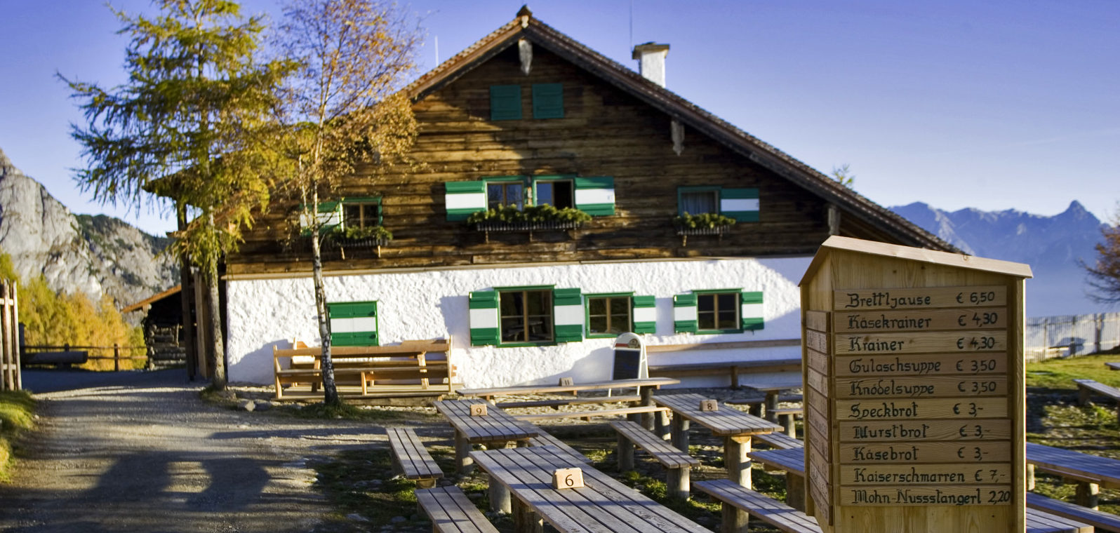 Auf den Almen im SalzburgerLand sind die letzten Wanderer natürlich Willkommen. © Heiko Mandl