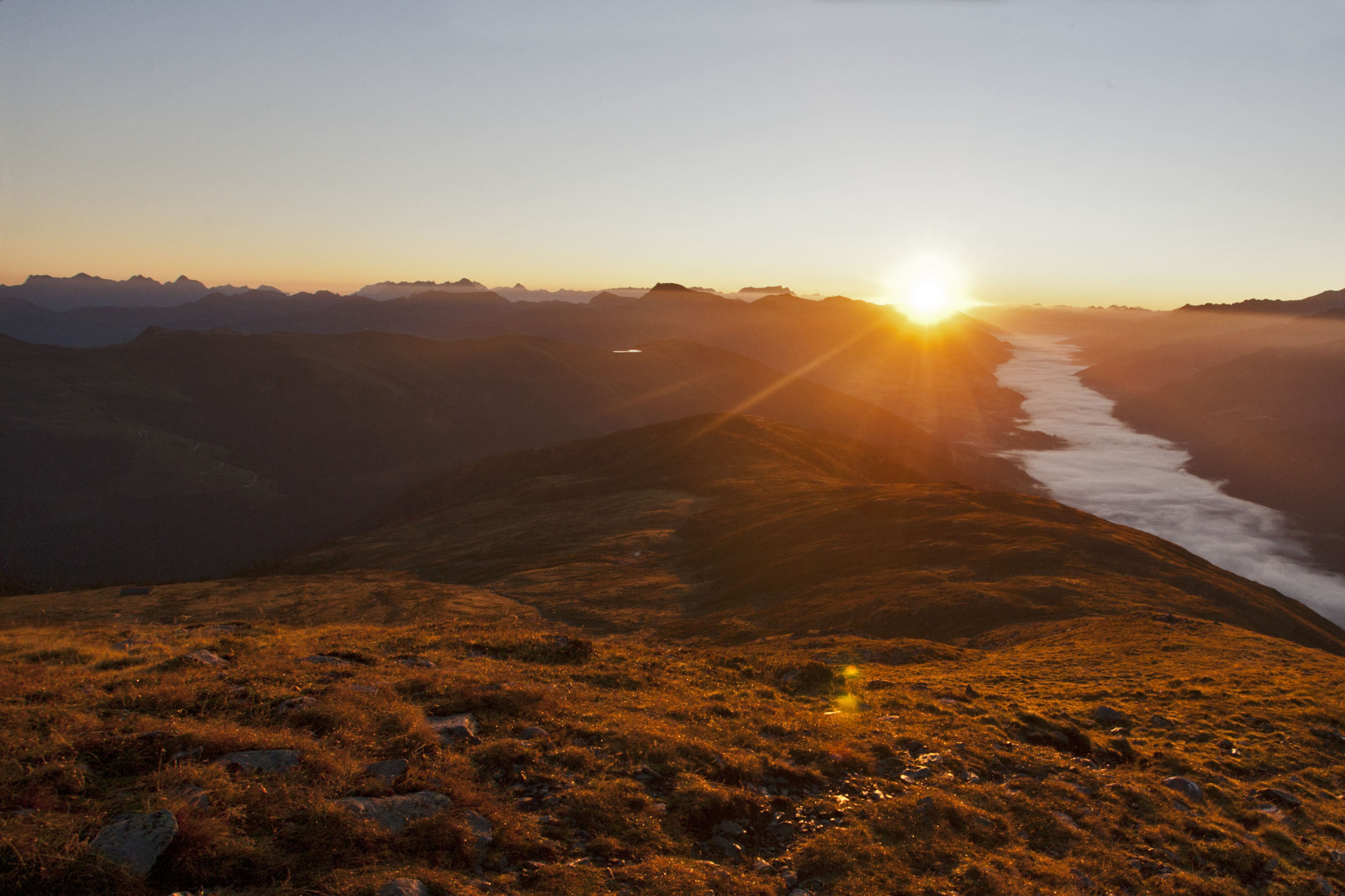 Während im Salzachtal der Nebel liegt, erlebt man vom Wildkogel einen herrlichen Sonnenaufgang. © Heiko Mandl