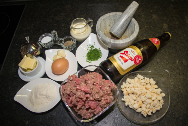 Die Zutaten für die Bierfleischknödel.