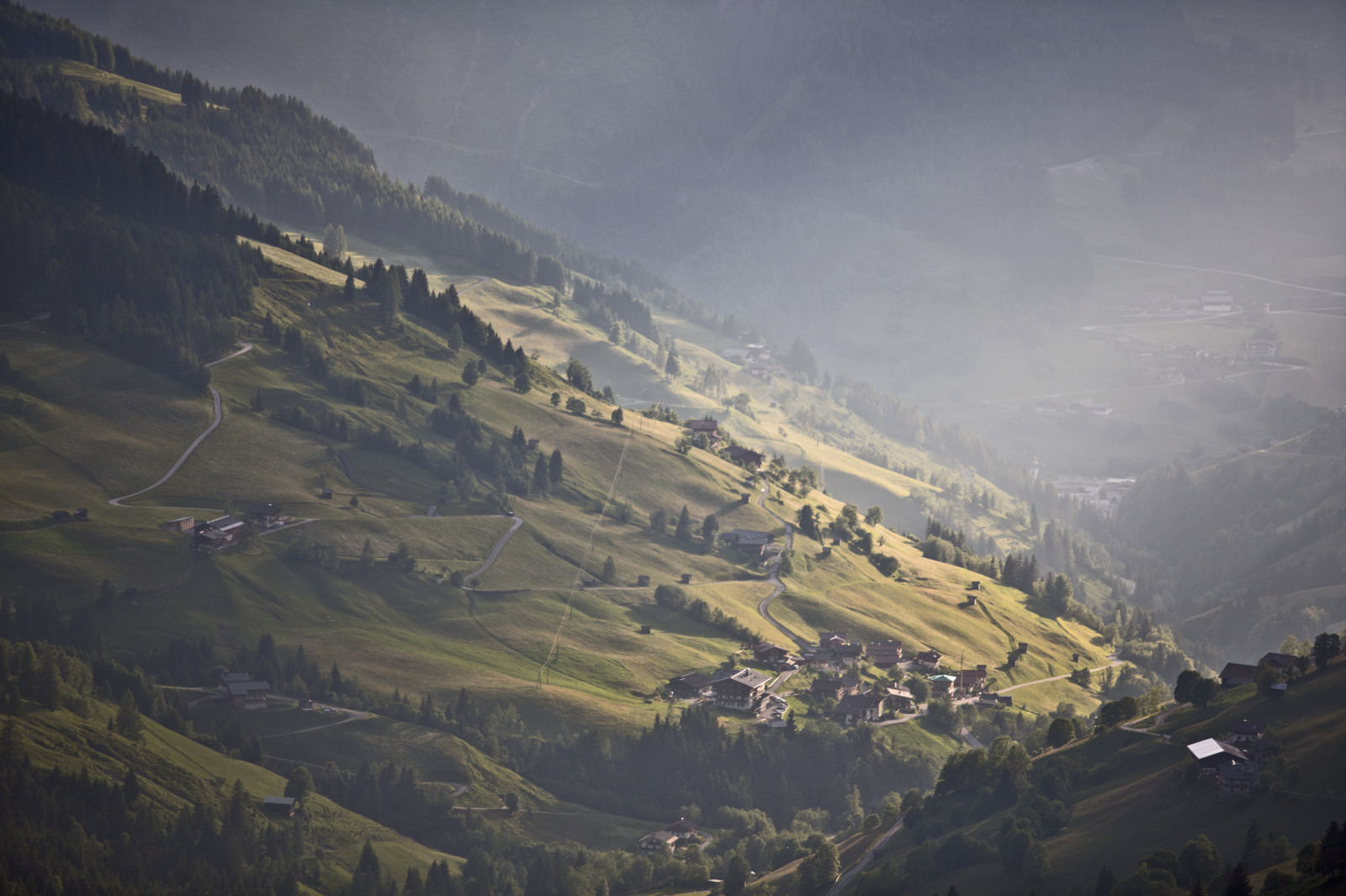 Die tiefe Sonne beleuchtet die Hänge im Großarltal. © Heiko Mandl