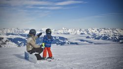 Der frühe Skifahrer fängt die ersten Schwünge ein